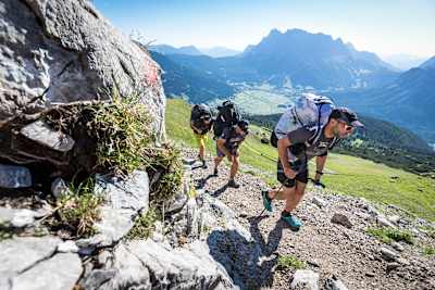 Gaspard Petiot marchent sur un sentier lors de la compétition de parapente Red Bull X-Alps à Grubigstein, Autriche, en juillet 2017.