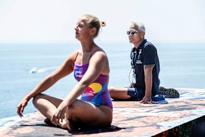 Greg Louganis y Rhiannan Iffland se sientan en la plataforma de 27 metros durante la primera parada de las Series Mundiales de Red Bull Cliff Diving en Saint-Raphaël, Francia, el 11 de junio de 2021.