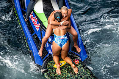 Rhiannan Iffland abraza a Xantheia Pennisi durante la cuarta parada de las Series Mundiales de Red Bull Cliff Diving en Downpatrick Head, Irlanda, el 12 de septiembre de 2021.