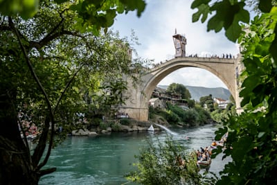 Ein Blick auf den Sprungturm auf der Stari Most, der Brücke von Mostar aus dem 16. Jahrhundert.