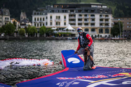 En juin 2025, l'Italien Aaron Durogati atterrit sur le Red Bull X Alps Raft à Zell am See, en Autriche, dans un moment palpitant d'aventure en parapente.