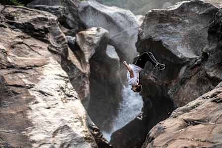 Dominic Di Tommaso fait un saut périlleux au-dessus d’une rivière.