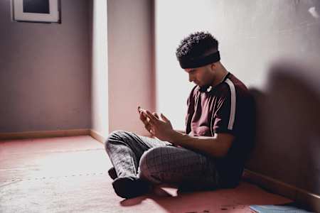 B-Boy Grazy repasa sus movimientos en su smartphone