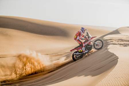 Sam Sunderland (Reino Unido) para Gas Gas Factory Racing corre durante la etapa 8 del Rally Dakar 2022 de Al Dawadimi a Wadi Dawasir, Arabia Saudita, el 10 de enero de 2022