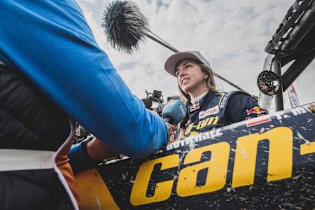 Cristina Gutierrez Herrero (ESP), del Red Bull Can-Am Factory Racing, en la línea de meta durante la etapa 14 del Rally Dakar 2023 de Al-Hofuf a Dammam, Arabia Saudita el 15 de enero de 2023. 