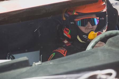 Laia Sanz de l'équipe Century Racing Factory Team sur la ligne de départ du prologue du rallye-raid Dakar 2025 à Bisha, en Arabie saoudite. 