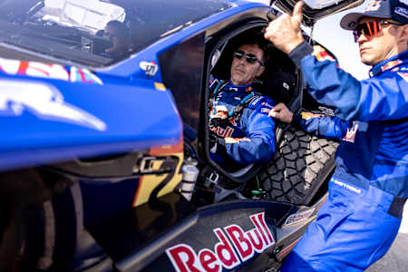 Nani Roma, Mattias Ekstrom y Emil Bergkvist del equipo Ford M-Sport durante la etapa 1 del Dakar 2025 el 4 de enero de 2026 en Yanbu, Arabia Saudita.