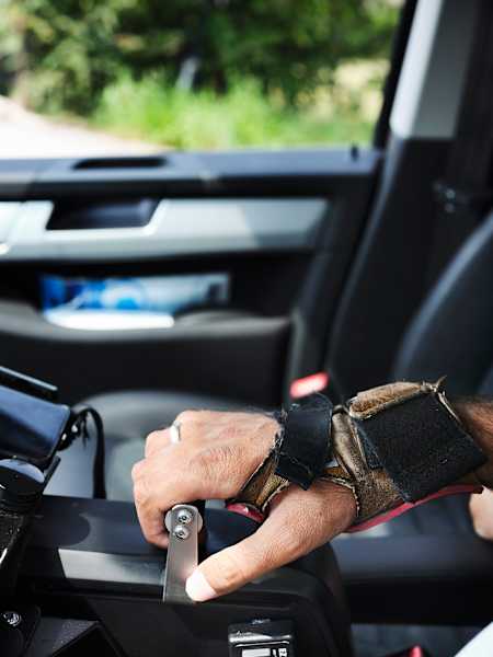 Mit seinem umgebauten VW-Bus fährt Wolfgang Illek ins Wings for Life Büro.