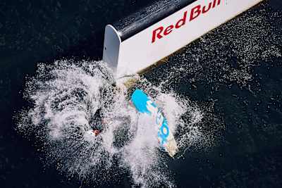 Un rider chute en wakeboard lors du Red Bull Cope'n'waken.