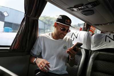 Neymar Jr. checkt im Teambus sein Handy, davor warten Tausende Fans.