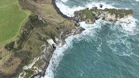 Vedere aeriană a Coastei Causeway, locul unde se află etapa Red Bull Cliff Diving din Irlanda de Nord
