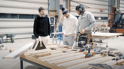 IOU Ramps Gründer Andreas Schützenberger und die Skate-Profis Vladik Scholz und Jost Arens checken ihren Skate-Rampen-Bausatz.