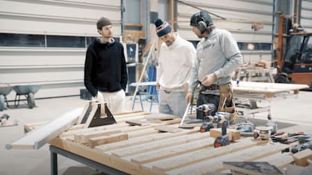 IOU Ramps Gründer Andreas Schützenberger und die Skate-Profis Vladik Scholz und Jost Arens checken ihren Skate-Rampen-Bausatz.