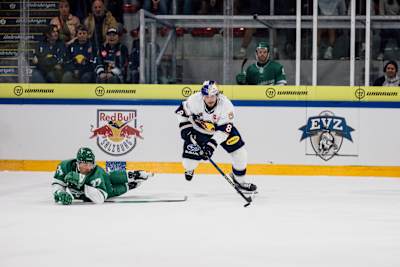 Samuel Guerra vom EV Zug und Mathias Böhm vom EC Red Bull Salzburg spielen Eishockey beim Red Bull Salute