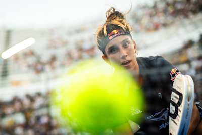 Beatriz González focuses on the ball during the BNL Italy Major Premier Padel semi-final match - the longest in Premier Padel history - at the Foro Italico in Rome, Italy on June 2026. 