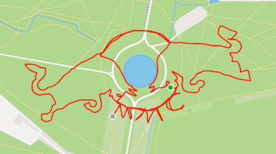 Une capture d'écran de Strava où la course a la forme du logo Red Bull.