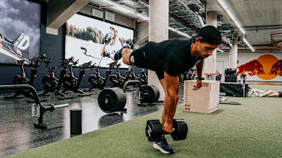 Este ejercicio fortalece los músculos de la parte posterior de la pierna y los glúteos, y mejora el equilibrio. Ideal para corregir desequilibrios y entrenar los músculos estabilizadores.