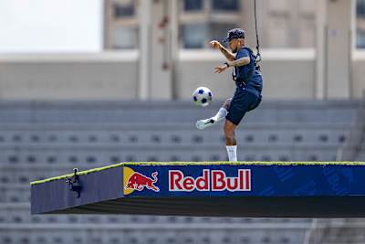Neymar faz malabarismos com a bola em uma plataforma durante o Ultimate Soccer Challenge em São Paulo, Brasil, em fevereiro de 2026