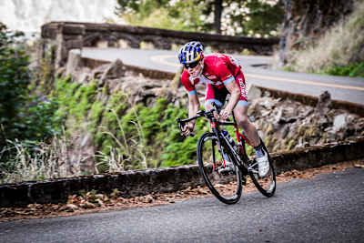 Eric Lagerstrom fährt mit Power aus einer Kurve am Columbia River Gorge, OR, USA.
