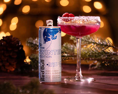 Pour une touche finale fruitée, garnir le verre d’une brochette de framboises.