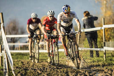 Simon Andreassen durante una carrera de ciclocross en Estavayer-Le-Lac, Suiza, el 7 de noviembre de 2015.