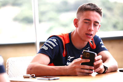 Pedro Acosta antes de la carrera de Moto2 en el MotoGP de España en Jerez el 27 de abril de 2023.