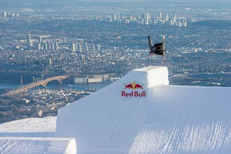 Mark McMorris saute en snowboard lors du Red Bull Uncorked 2017.