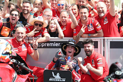 Pedro Acosta célèbre sa deuxième place au Grand Prix des Amériques de MotoGP 2024,