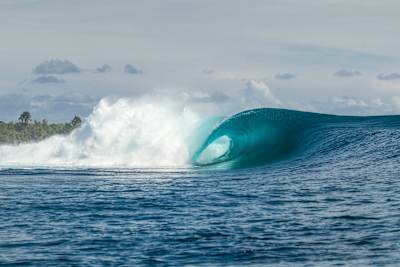 Uma onda vazia se desprende na arrebentação de surfe G-Land em Java, Indonésia.