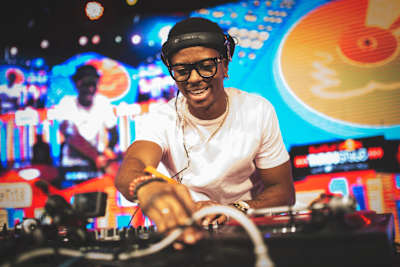 DJ Puffy actúa durante la final mundial del Red Bull 3Style 2016 en Santiago, Chile.
