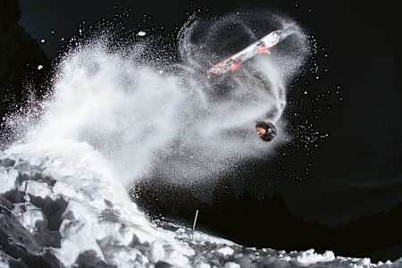 Backflip über den Kicker bei einer Night Session im Moon Park.