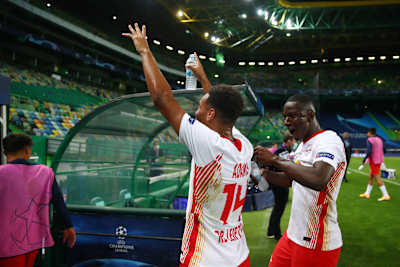Tyler Adams, el jugador del RB Leipzig, celebra el gol de la victoria que supuso el triunfo frente al Atlético de Madrid en los cuartos de final de la Champions League.