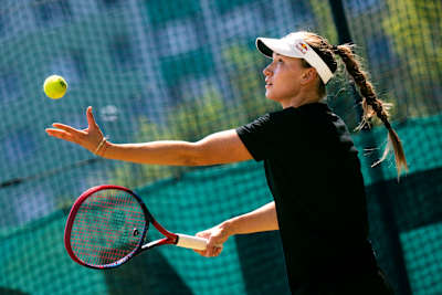 Elena Rybakina, du Kazakhstan, effectue un service pendant une séance d'entraînement de tennis à Bratislava, en Slovaquie, le 16 juin 2023.