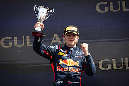 Tim Tramnitz feiert mit seinem Pokal für Platz 3 beim Formel-3-Saisonauftakt in Bahrain, März 2024.