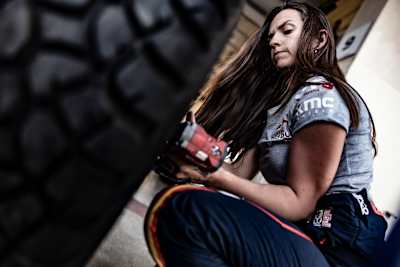 Cristina Gutiérrez antes del Abu Dhabi Desert Challenge en Abu Dhabi, Emiratos Árabes Unidos, el 5 de marzo de 2022