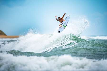 Ítalo Ferreira voando em casa