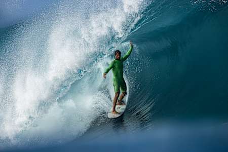 Der Pro-Surfer Lucas "Chumbo" Chianca surft eine Riesenwelle. 