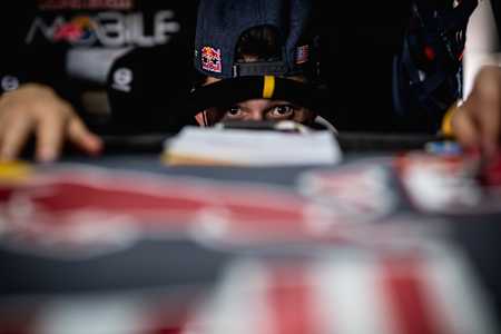 Seth Quintero (EE. UU.), del Red Bull Off-Road Junior Team, durante las verificaciones técnicas previas al Rally Dakar 2022 en Jeddah, Arabia Saudita el 31 de diciembre de 2021.