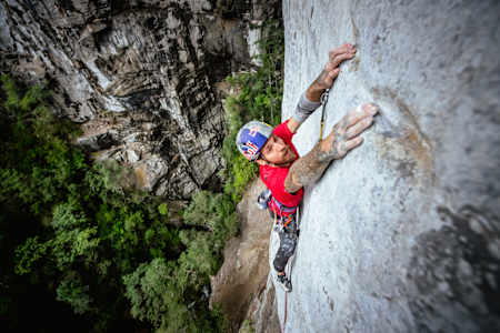 Felipe Camargo escala a maior boca de caverna do mundo