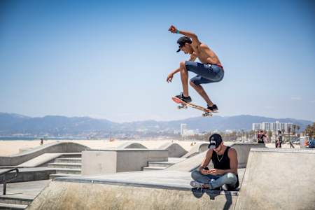 Isiah Hilt hace ollies en el Skatepark de Venice Beach