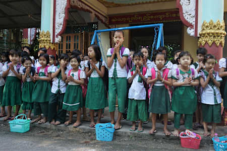 První třída při ranní modlitbě