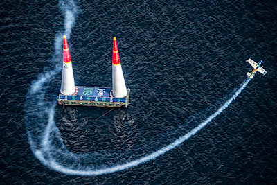 Mikaël Brageot fait une figure pendant une séance d'entraînement du championnat du monde de voltige Red Bull Air Race 2019, à Chiba, au Japon.