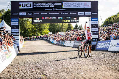 Nino Schurter celebra su victoria durante el Campeonato del Mundo de XCO UCI en Mont-Sainte-Anne, Canadá, el 31 de agosto de 2019.