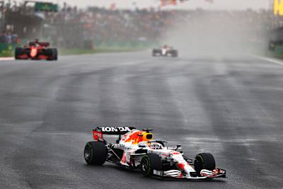 Max Verstappen pilotando durante el Gran Premio de Turquía de F1 en el Intercity Istanbul Park en octubre de 2021.