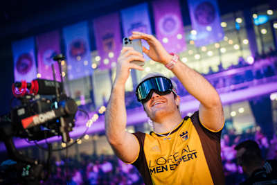 Team-Head Ski Aggu filmt mit seinem Smartphone an einem Icon League-Spieltag.