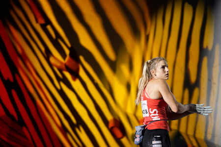Petra Klingler tritt beim Bouldern während der IFSC-Kletterweltmeisterschaften in der Esforta Arena Hachioji am 20. August 2019 in Hachioji, Tokio, Japan an. 
