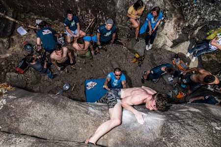 Kletterer gibt beim Boulder-Wettbewerb alles.