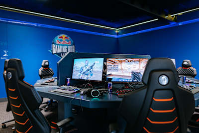 Vista del interior del Red Bull Gaming Hub SETU Waterford, Irlanda.