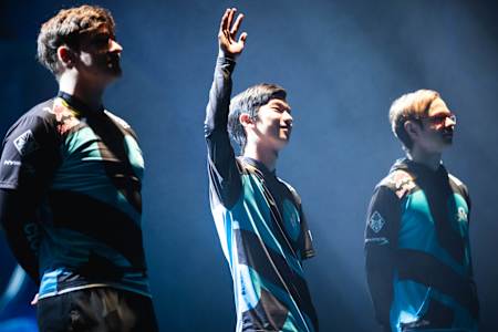 Cloud9, Güney Kore'deki LoL Worlds'te seyircileri selamlıyor.