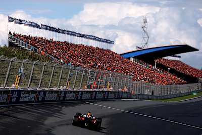 Max 200. F1-es versenye éppen Zandvoortban esett